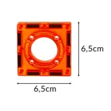 zbliżenie na tor kulkowy z kulkami poruszającymi się po trasie