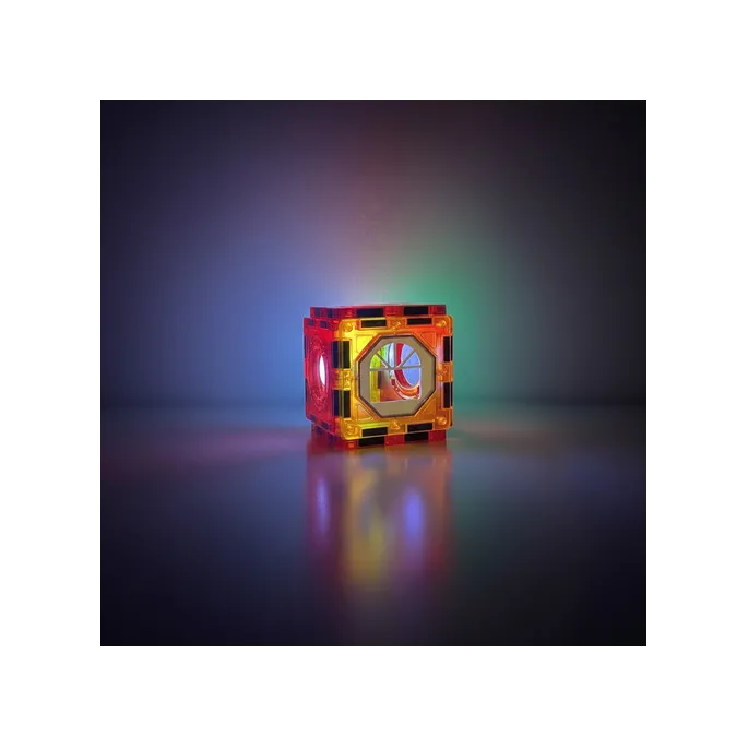 zestaw klocków magnetycznych z instrukcją obsługi na stole