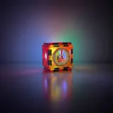 zestaw klocków magnetycznych z instrukcją obsługi na stole