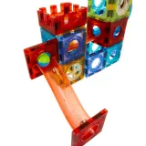 zestaw klocków z opakowaniem i uchwytem gotowy do przenoszenia