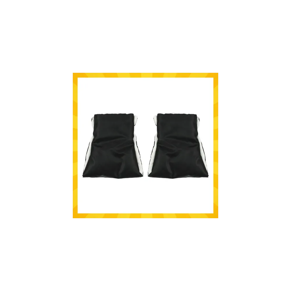 Czarne mufki do wózka prezentowane na tle zimowego krajobrazu