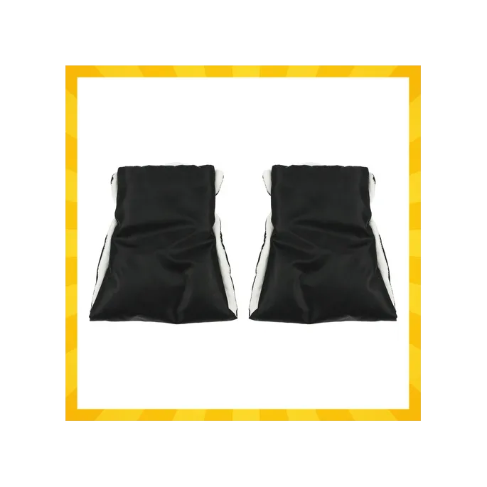 Czarne mufki do wózka prezentowane na tle zimowego krajobrazu