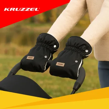 Komplet mufek do wózka Kruzzel w czarnym kolorze położony obok siebie