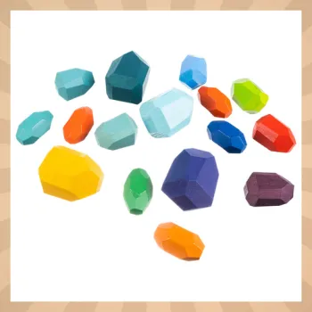 poręczne klocki z drewna zaprezentowane na jasnym tle