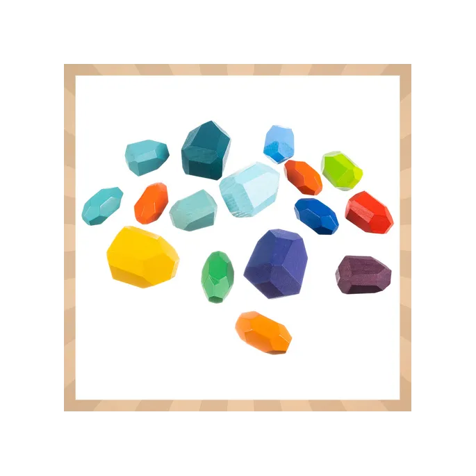 poręczne klocki z drewna zaprezentowane na jasnym tle