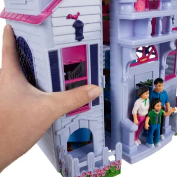 Wnętrze salonu z kominkiem i sofą w domku dla lalek 26689