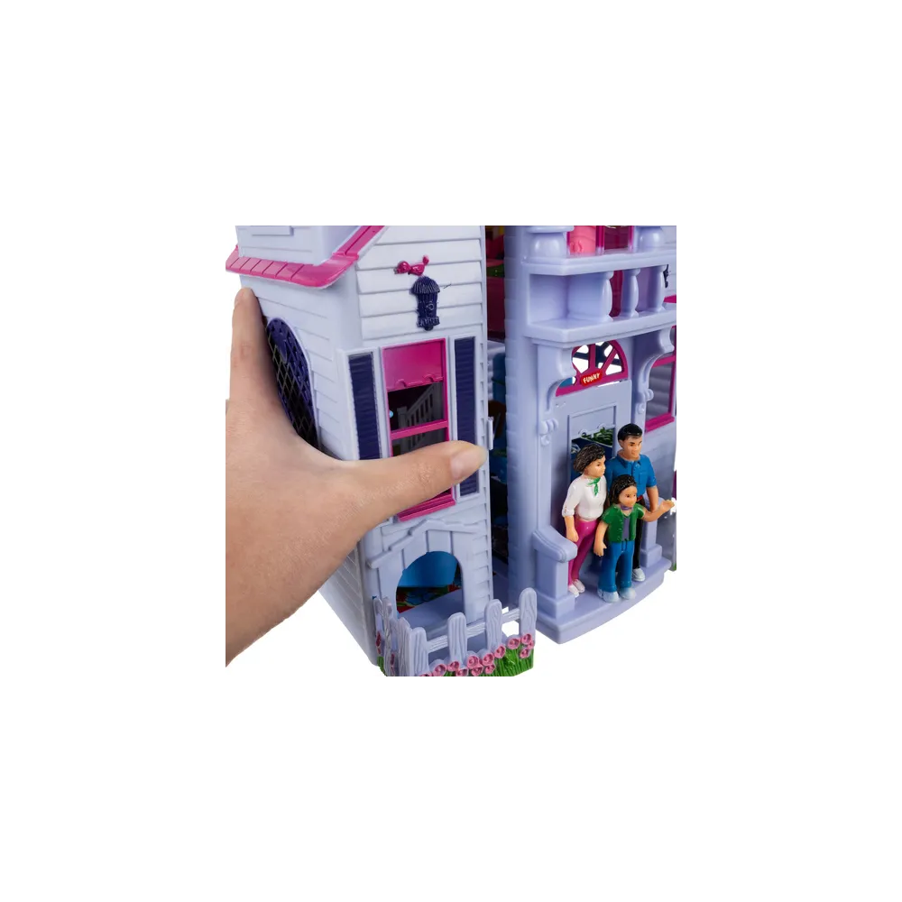 Wnętrze salonu z kominkiem i sofą w domku dla lalek 26689