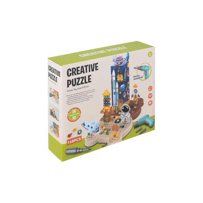 zbliżenie na figurkę astronauty z zestawu klocków 3D