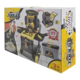 zbliżenie na akcesoria warsztatu: śrubki, klucze i młotek