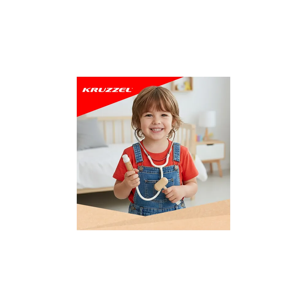 małe dziecko trzymające wybrane akcesoria z zestawu dentystycznego