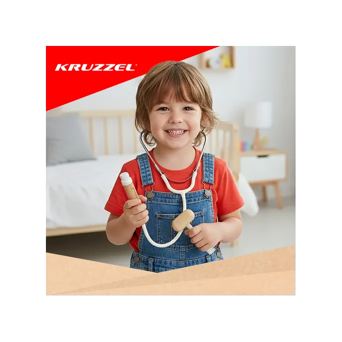 małe dziecko trzymające wybrane akcesoria z zestawu dentystycznego