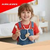 małe dziecko trzymające wybrane akcesoria z zestawu dentystycznego