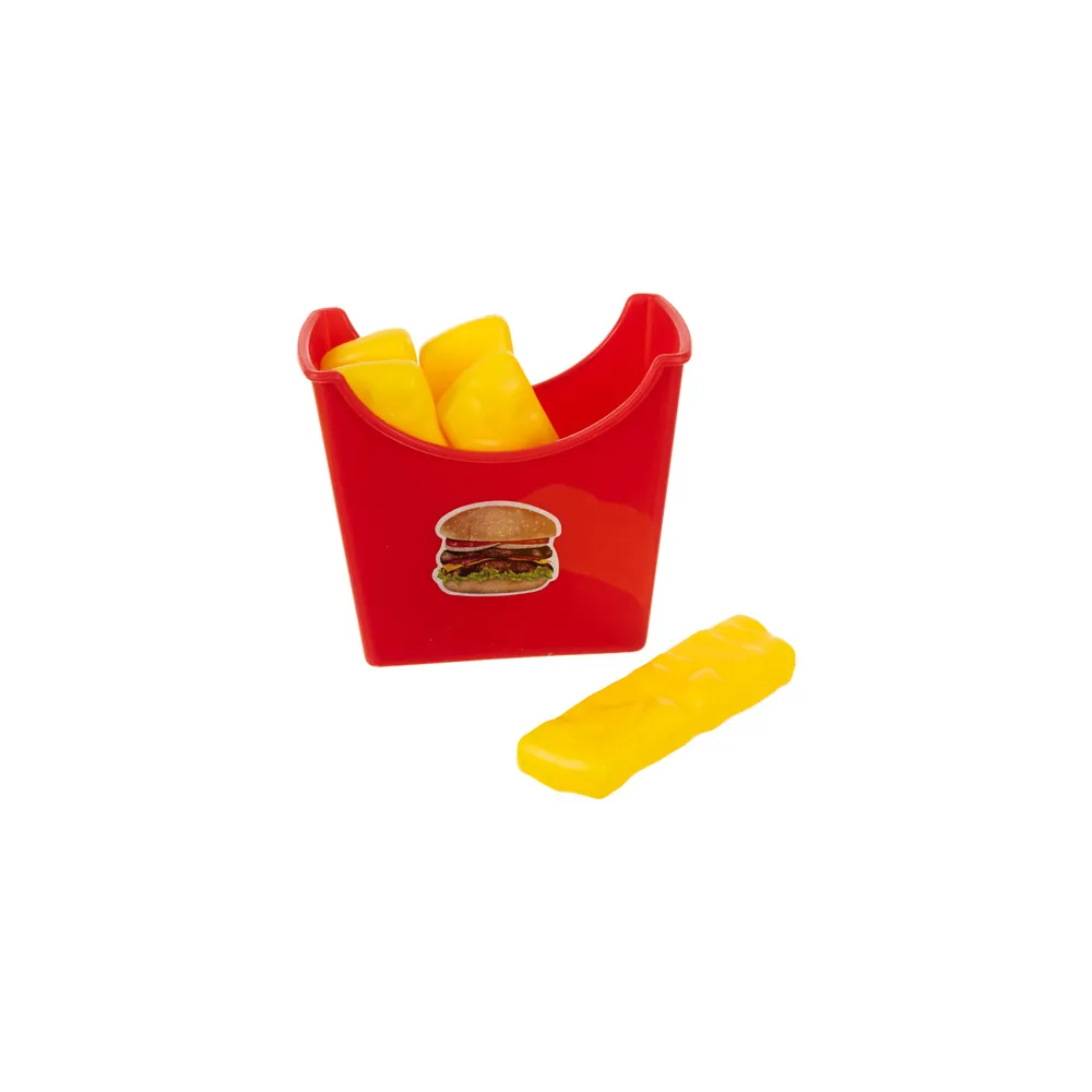 posiłek z nuggetsem, frytkami i ketchupem na tacy zabawkowej