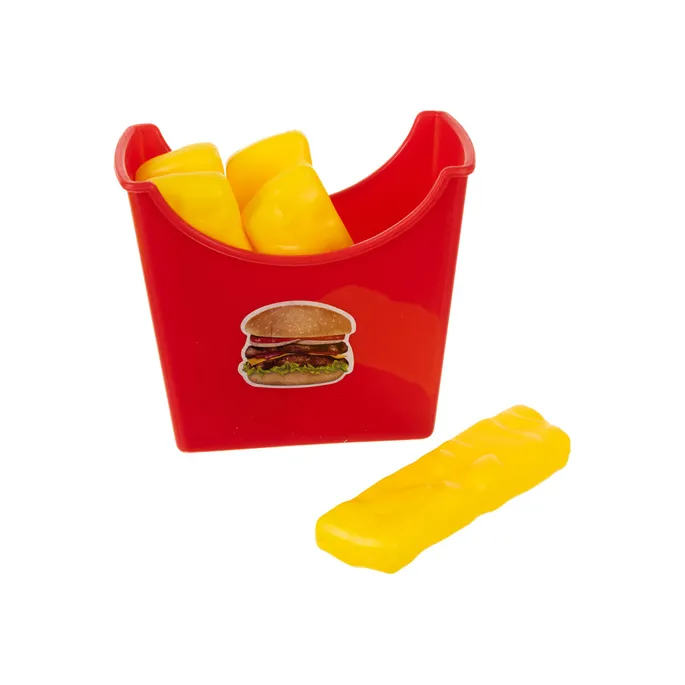 posiłek z nuggetsem, frytkami i ketchupem na tacy zabawkowej