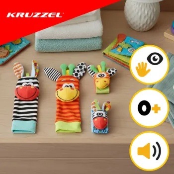 grzechotki dla niemowlaka ułożone na jasnej powierzchni