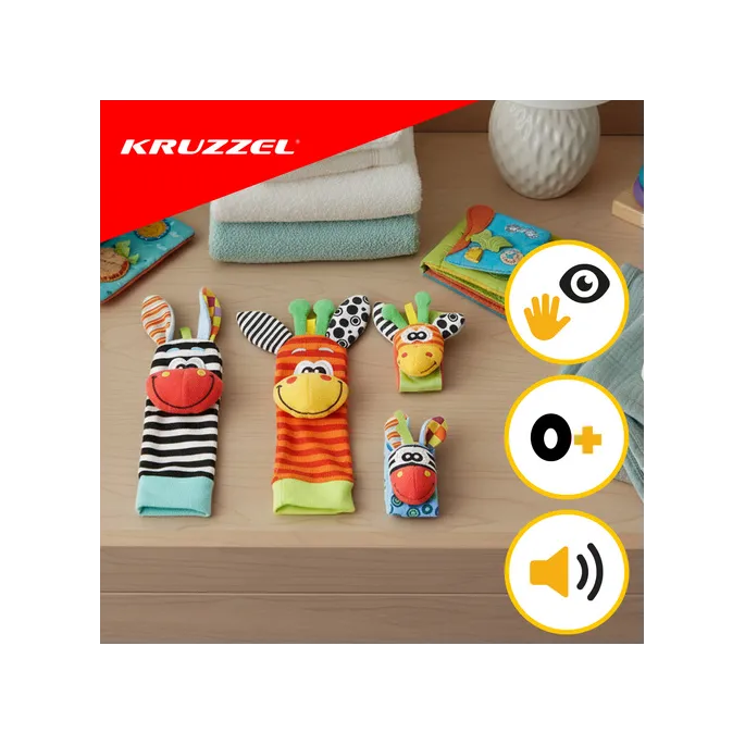 grzechotki dla niemowlaka ułożone na jasnej powierzchni