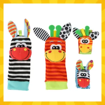 skompletowane opaski i skarpetki-grzechotki w żywych kolorach