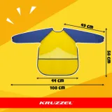 zbliżenie na fartuszek zabezpieczający ubranie dziecka