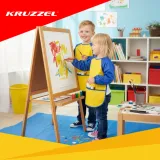 fartuszek kruzzel dziecięcy zaprezentowany na płasko