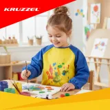 detal szerokiego otworu na rękę fartuszka dziecięcego