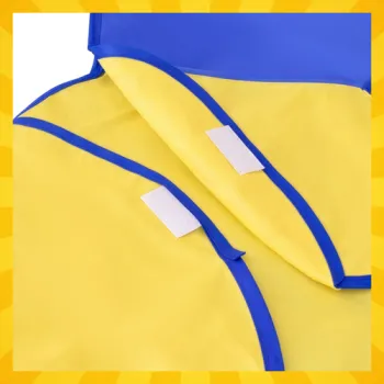 fartuszek dla dzieci rozłożony w całości do zdjęcia produktowego