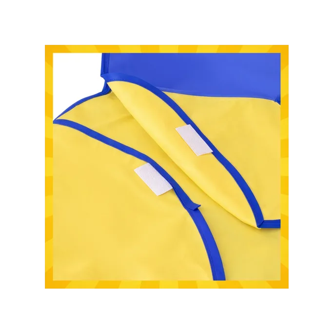 fartuszek dla dzieci rozłożony w całości do zdjęcia produktowego