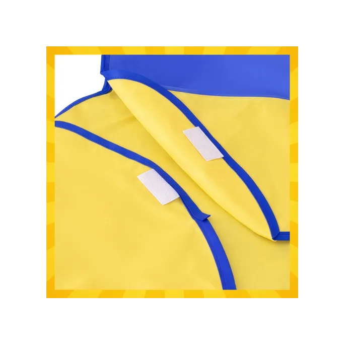 przód fartuszka z trzema praktycznymi kieszeniami