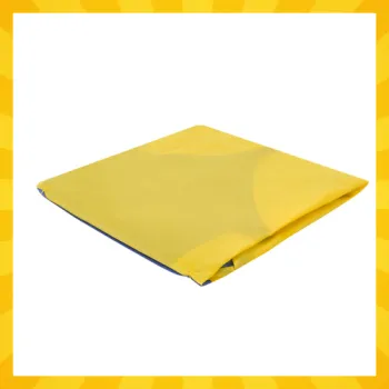 dziecięcy fartuszek ochraniający ubrania podczas zabawy