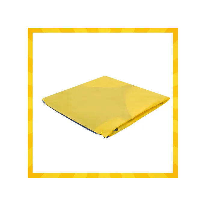 dziecięcy fartuszek ochraniający ubrania podczas zabawy