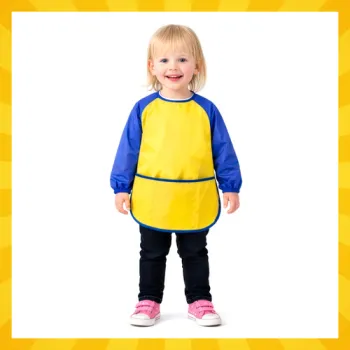 kieszenie fartuszka wypełnione przyborami plastycznymi