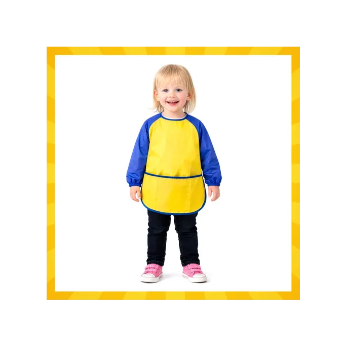 kieszenie fartuszka wypełnione przyborami plastycznymi