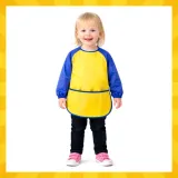 kieszenie fartuszka wypełnione przyborami plastycznymi