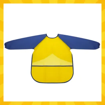 fartuszek dla dzieci w wieku 3-7 lat rozłożony na stole