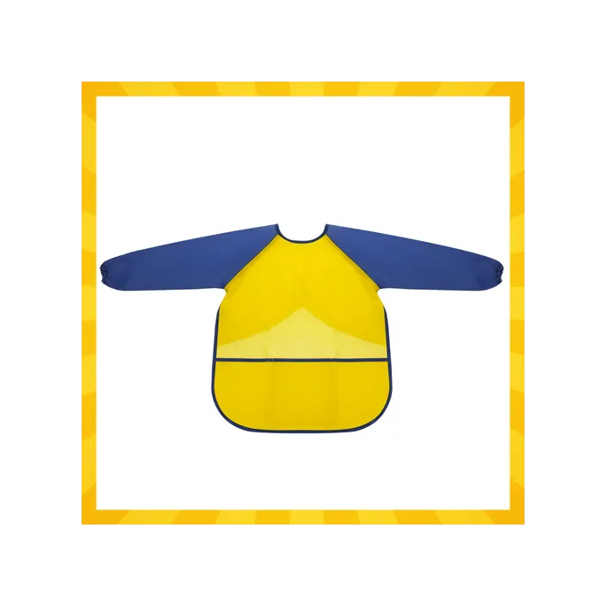 fartuszek dla dzieci w wieku 3-7 lat rozłożony na stole