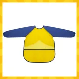 fartuszek dla dzieci w wieku 3-7 lat rozłożony na stole