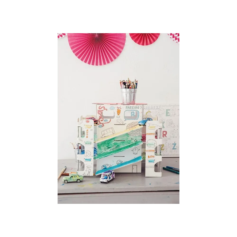 zbliżenie na czarno-białą grafikę do kolorowania na elementach parkingu