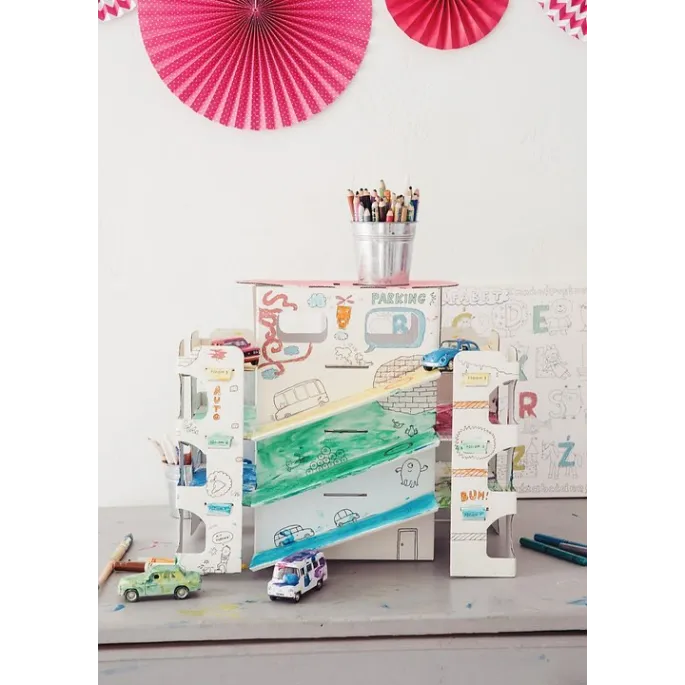 zbliżenie na czarno-białą grafikę do kolorowania na elementach parkingu