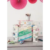 zbliżenie na czarno-białą grafikę do kolorowania na elementach parkingu