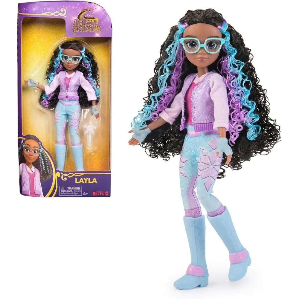 Lalka Layla z akcesoriami na tle Bajkowego Świata Akademii Jednorożców