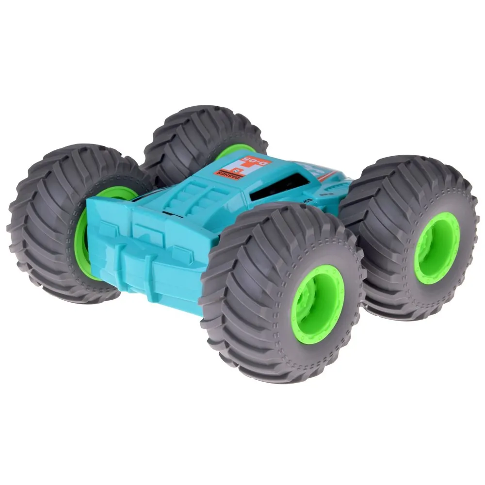 STUNT CAR pokonujący przeszkody na nierównym terenie