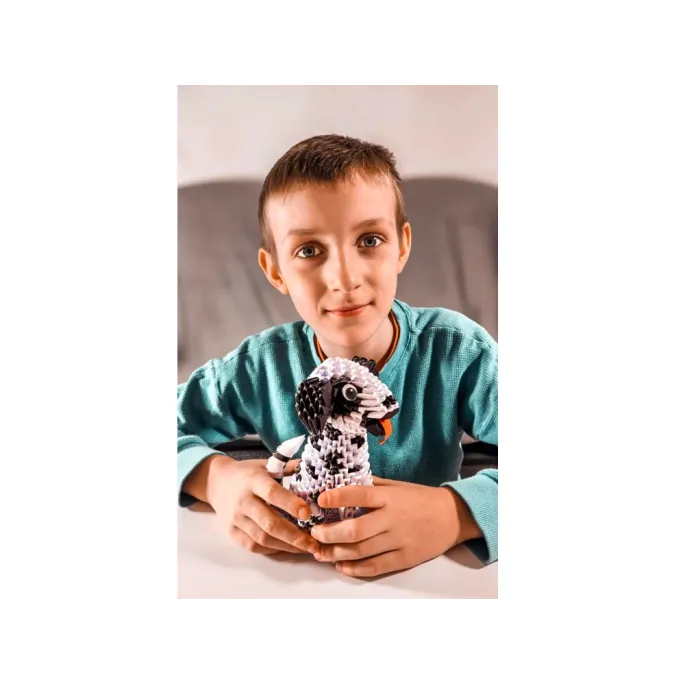 Papierowa figurka dalmatyńczyka w trakcie składania origami