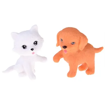 Miniaturowe naczynia i słodkie dodatki z zestawu urodzinowego