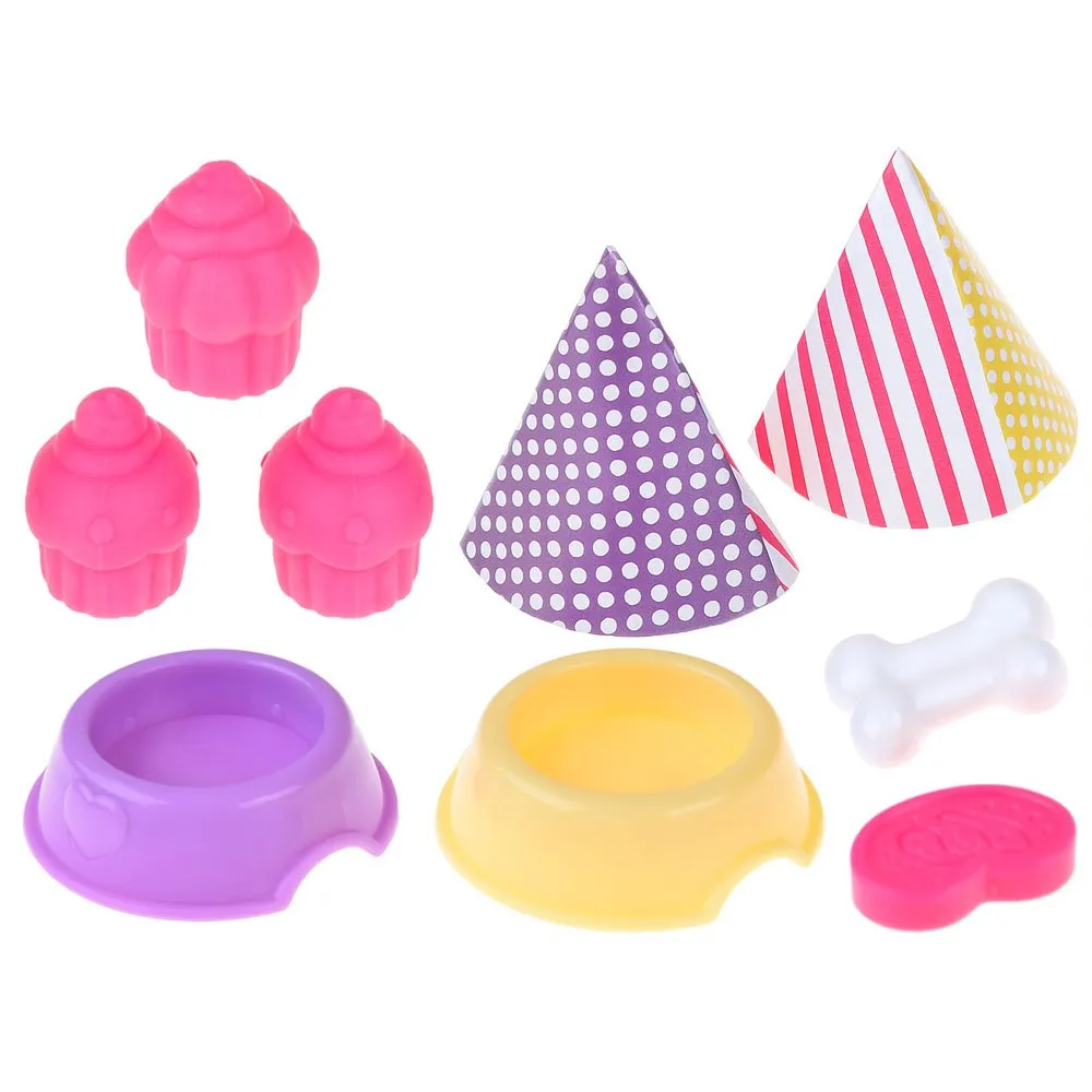 Lalka w letniej sukience i różowych bucikach podczas przyjęcia