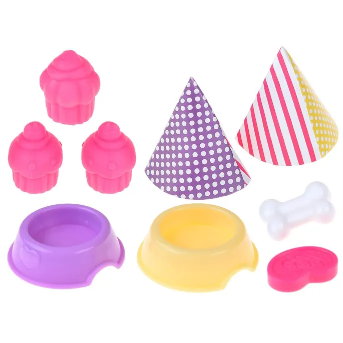 Lalka w letniej sukience i różowych bucikach podczas przyjęcia