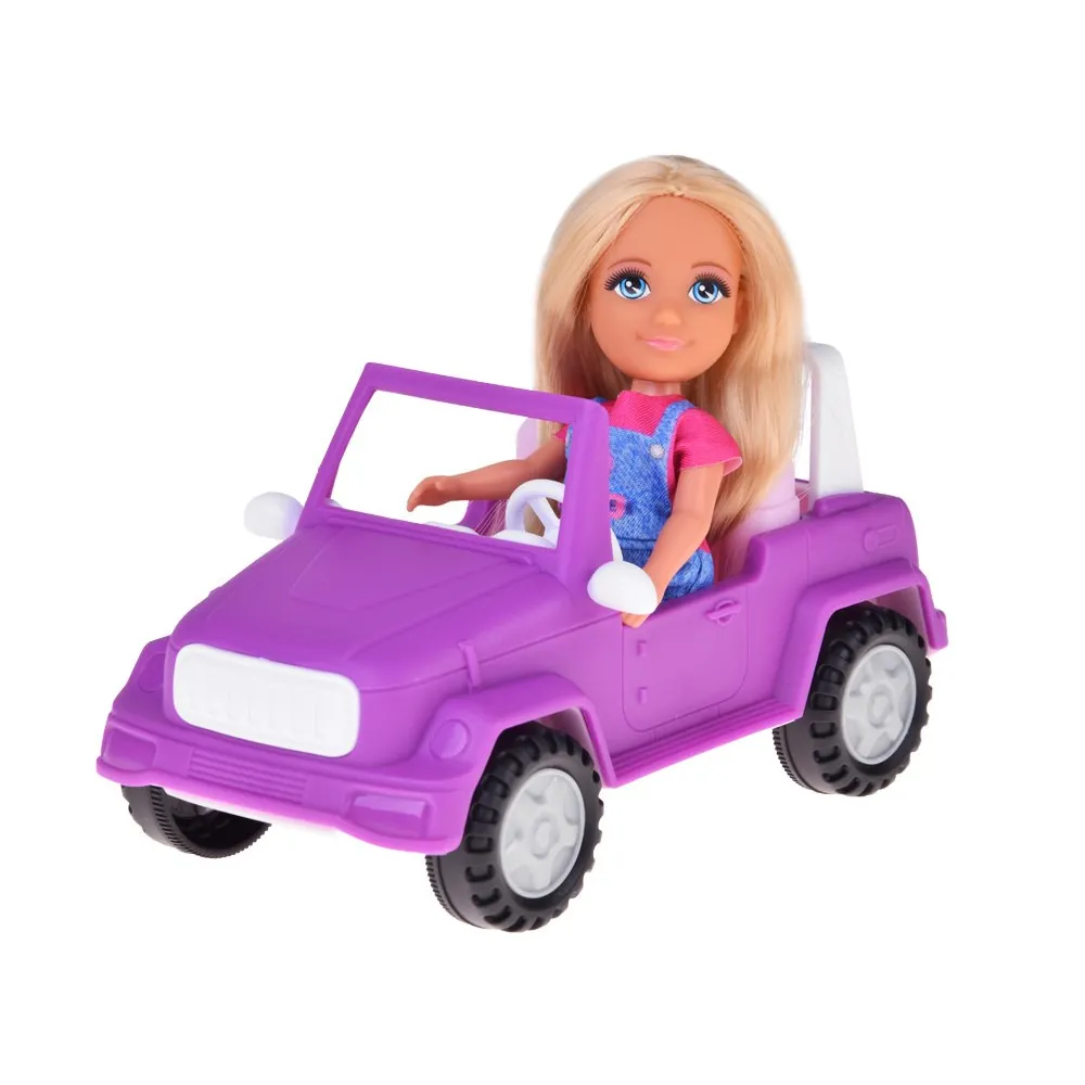 Biały koń z czesaną grzywą i regulowanym siodłem, ujęcie z boku