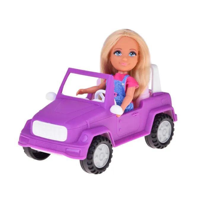 Biały koń z czesaną grzywą i regulowanym siodłem, ujęcie z boku