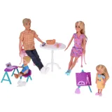 akcesoria szkolne, ławka i tablica na tle rodzinnych lalek