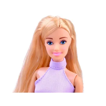 Detal półek z ubraniami i butami w szafie Anlily