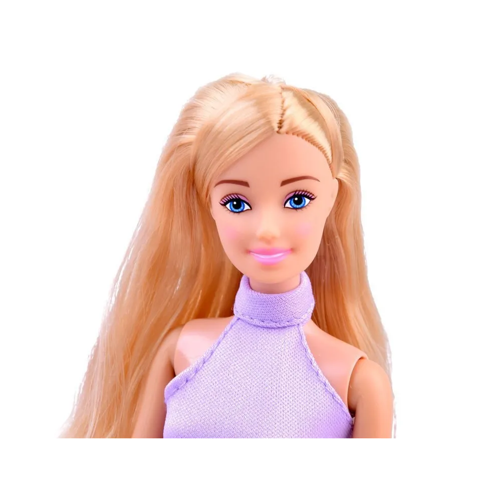 Detal półek z ubraniami i butami w szafie Anlily