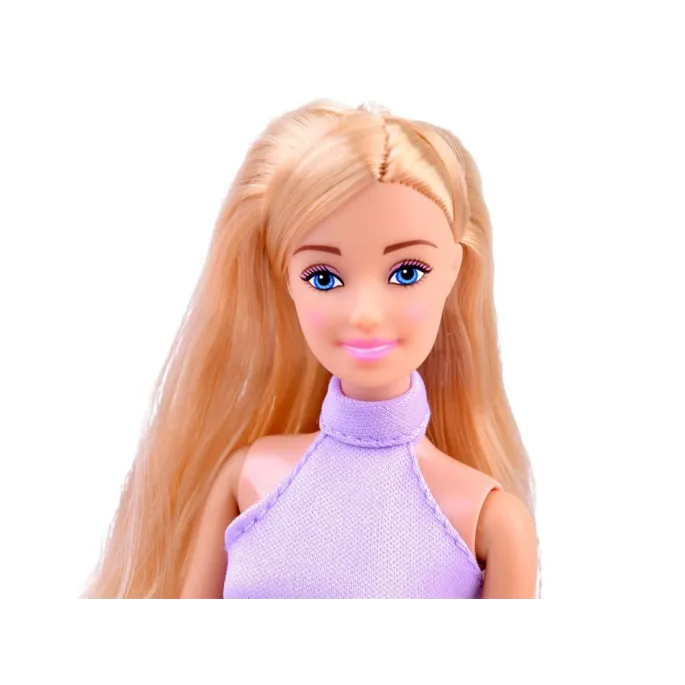 Detal półek z ubraniami i butami w szafie Anlily